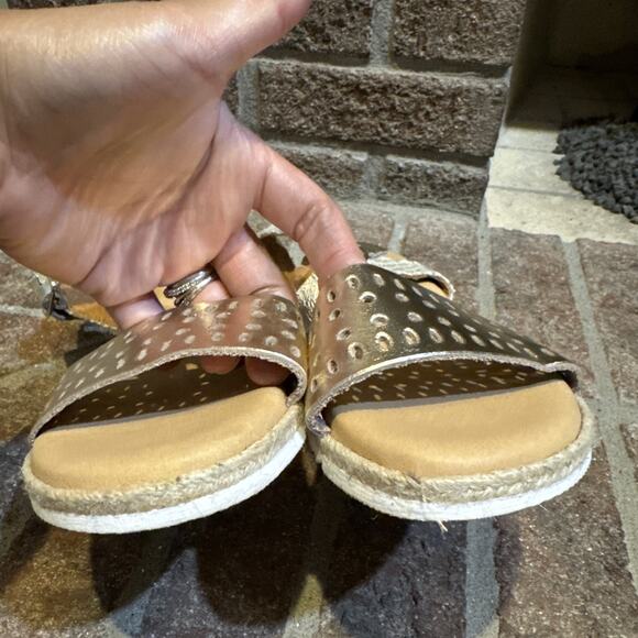 Sesto Meucci Zammy Perforated Wedge Sandal Platino Size 8 - Picture 15 of 16